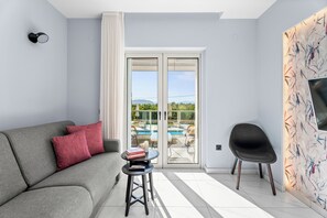 Deluxe Suite (Blue) | Living area | Smart TV - Frunze Luxury Apartments (Nafplio)
