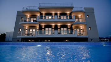 Fassade der Unterkunft – Abend/Nacht