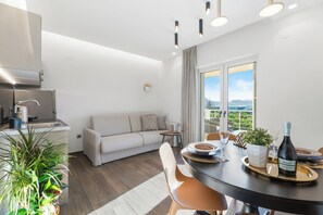 Deluxe Apartment (Gold) | Living area | Smart TV - Frunze Luxury Apartments (Nafplio)