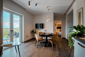 Deluxe Apartment (Gold) | Living area | Smart TV - Frunze Luxury Apartments (Nafplio)