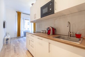 Fridge, microwave, oven, coffee/tea maker