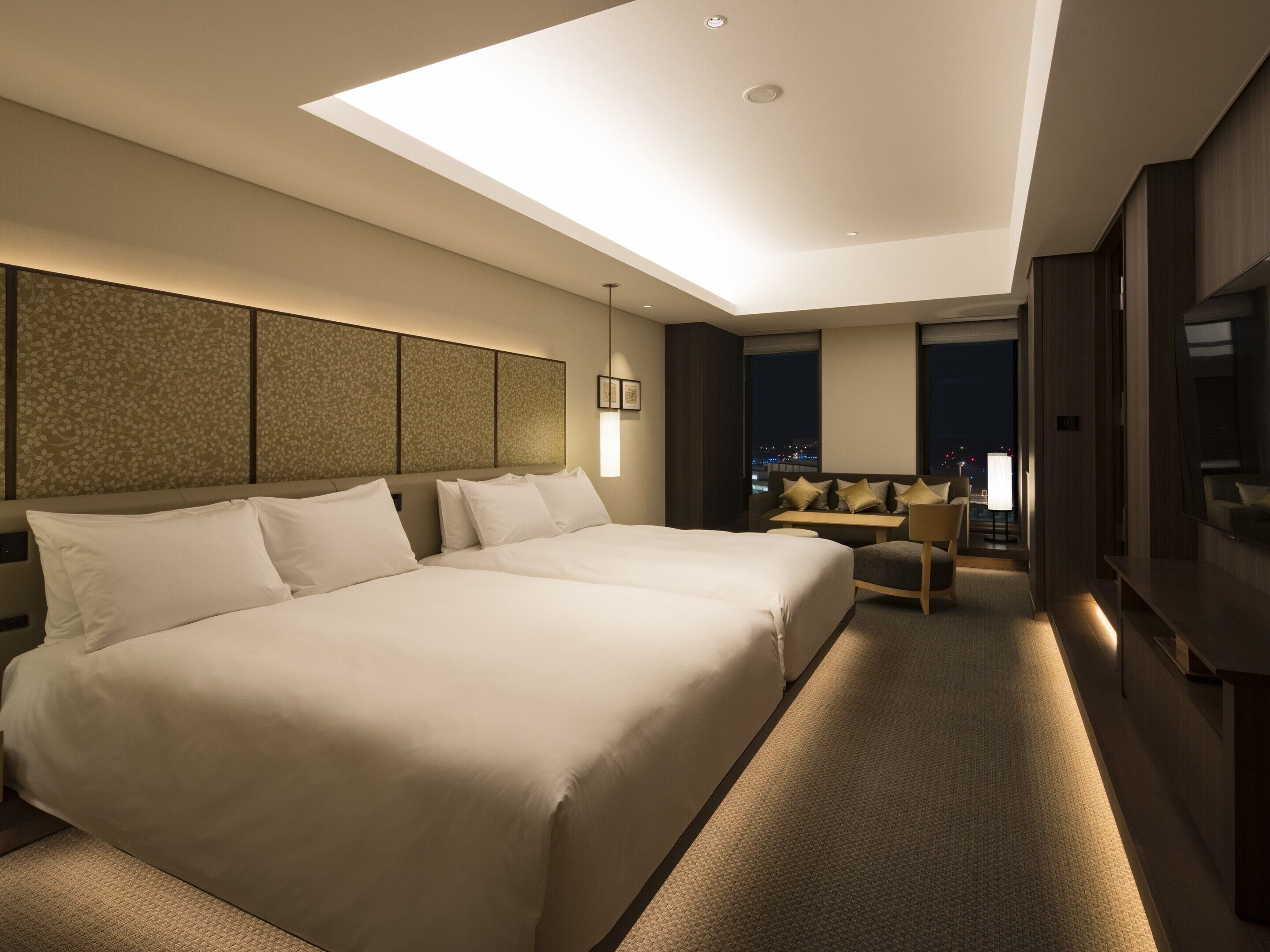 portom suite room | premium bedding, pillow-top beds, minibar, in-room safe
