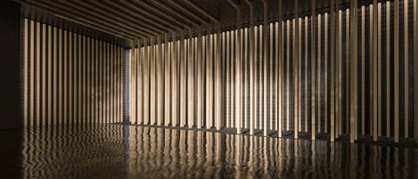 Un interior moderno con listones verticales de madera y un suelo reflectante.