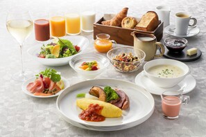 朝食 (フル ブレックファスト)、毎日提供 (有料)