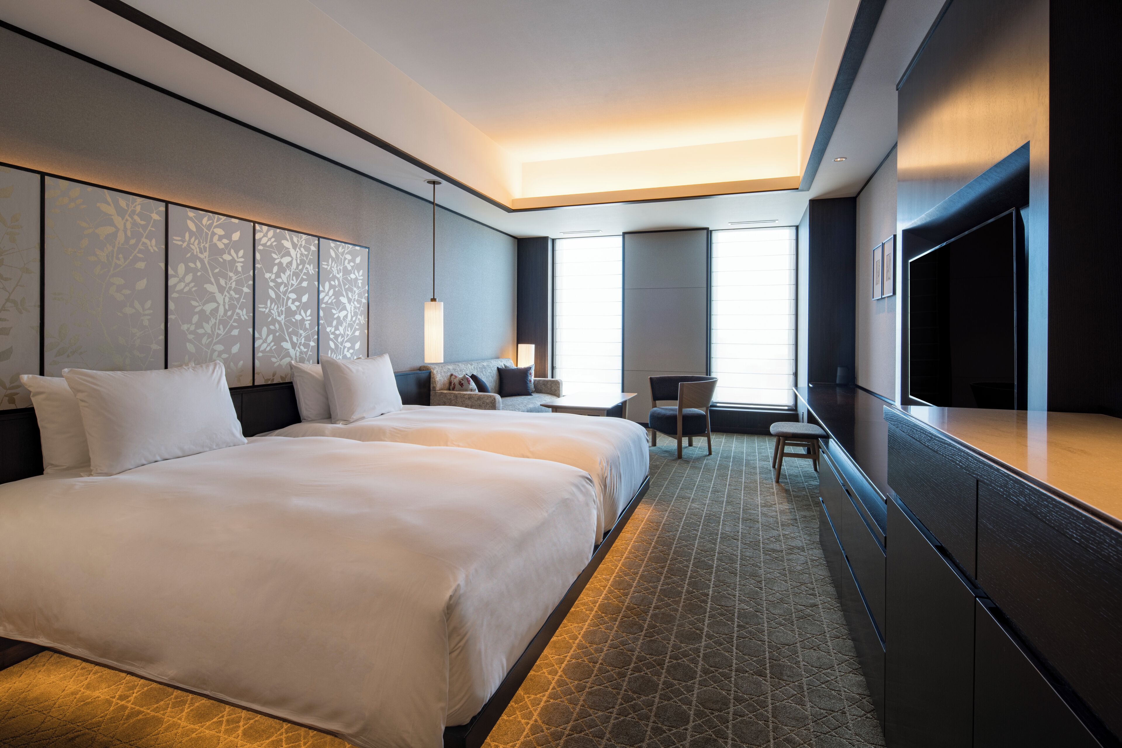 أغطية فراش متميزة وأسرّة بطبقة علوية مريحة وميني بار وخزنة داخل الغرفة