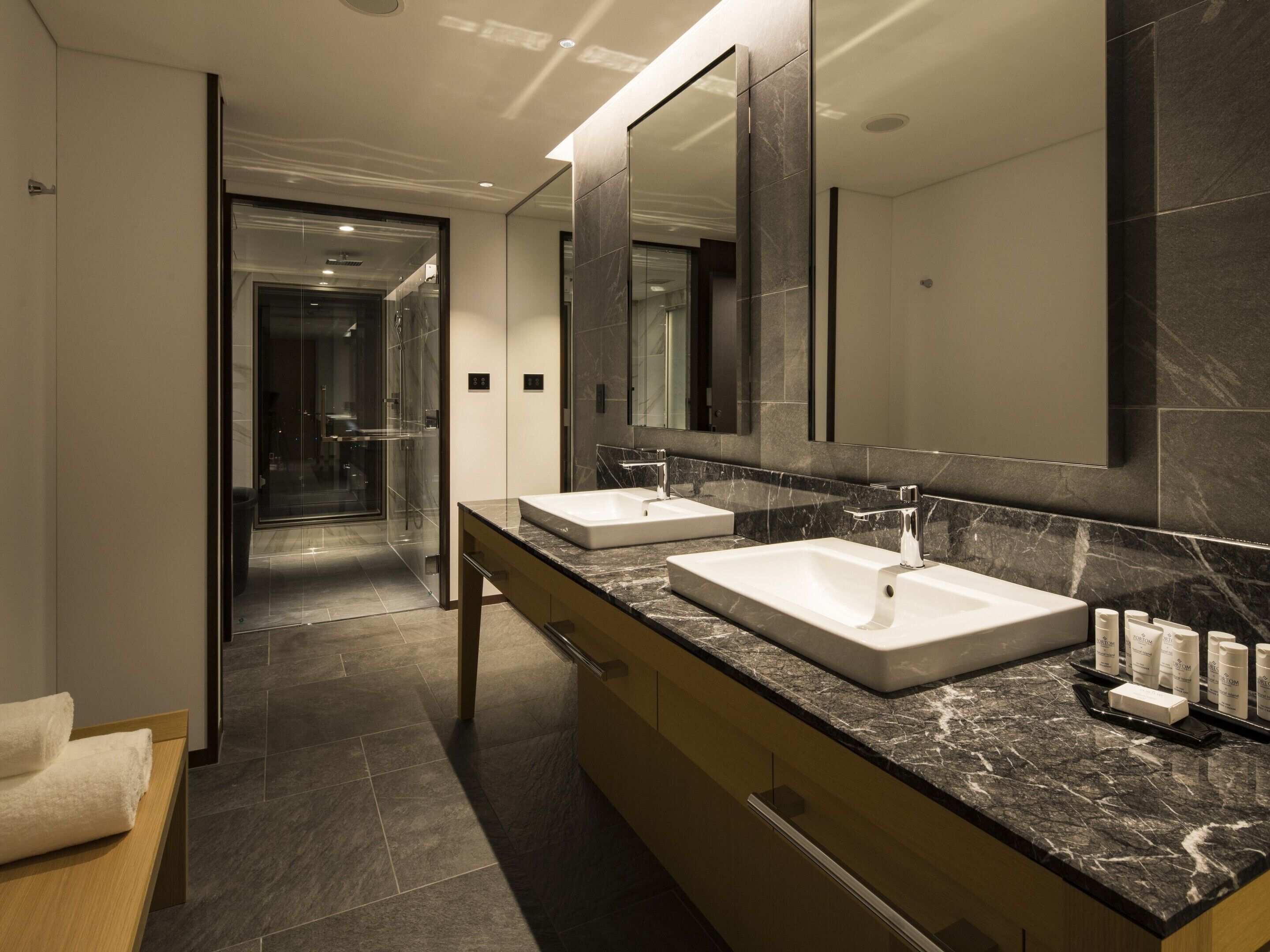 portom suite room | bathroom | separate bathtub and shower, free toiletries, hair dryer, bathrobes