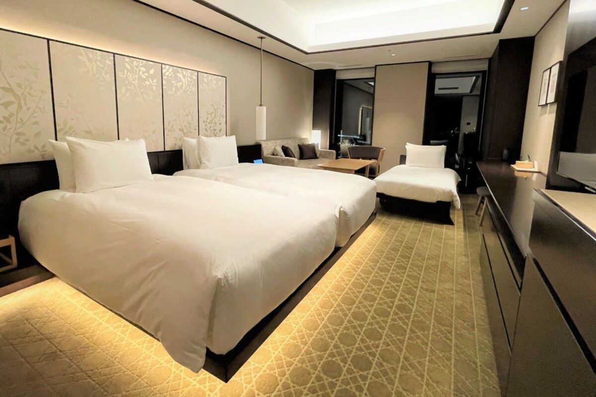 Premium bedding, pillowtop beds, minibar, in-room safe