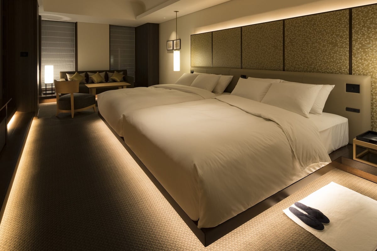 Suite, niet-roken (Portom) | 1 slaapkamer, luxe beddengoed, pillowtop-bedden, een minibar