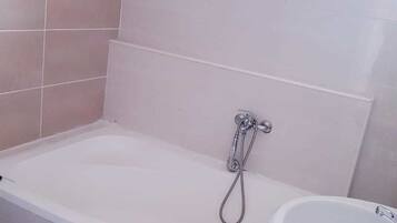Badewanne, Handtücher, Toilettenpapier