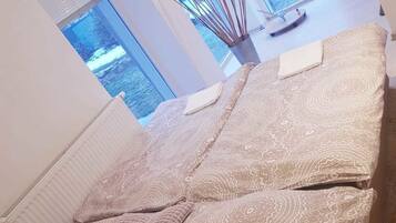 1 bedroom, desk, blackout curtains, soundproofing