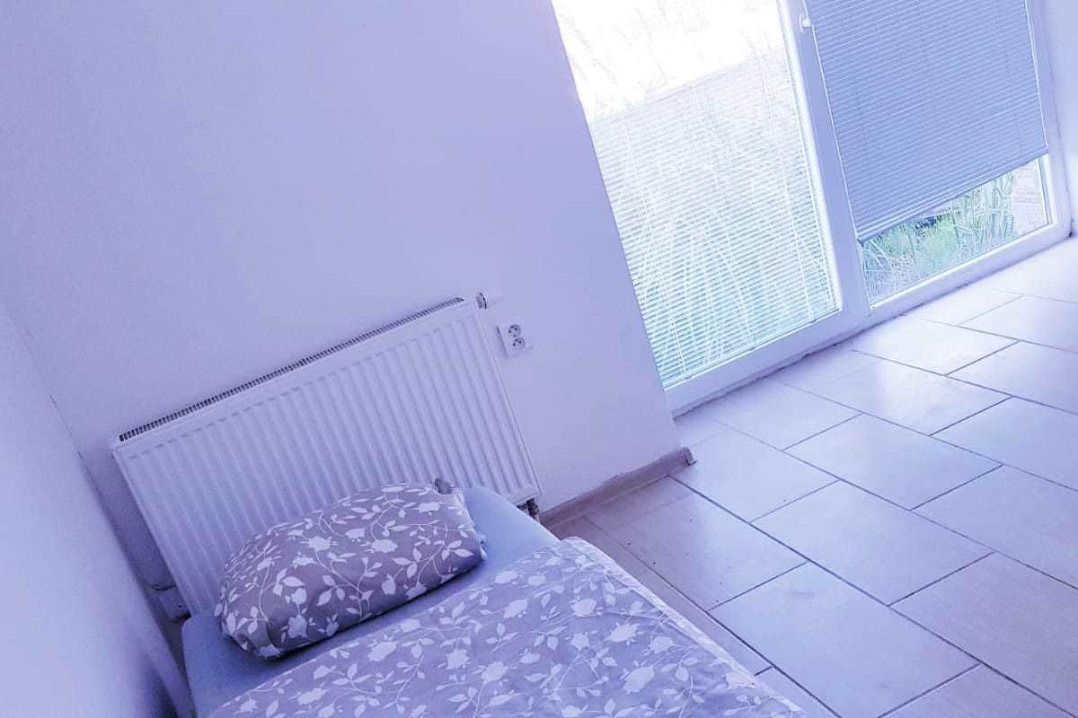 1 bedroom, desk, blackout curtains, soundproofing