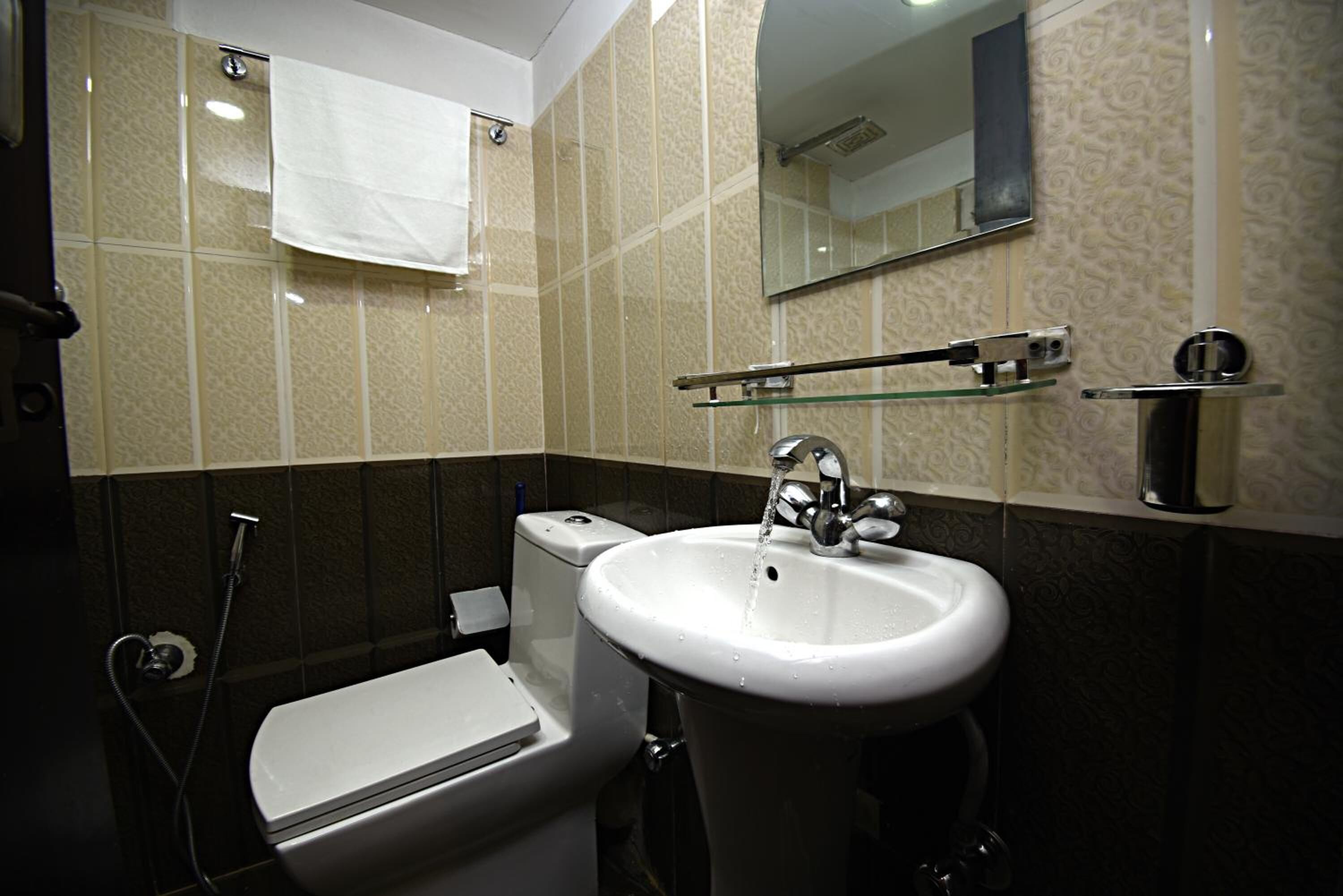 Un baño moderno con inodoro, lavamanos y ducha.
