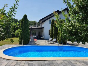 Seasonal outdoor pool - Green Wood Residence (Ghiroda)