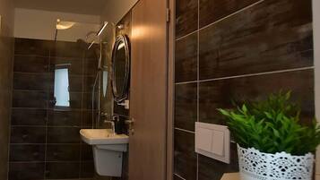Habitación Deluxe doble (Burgundy) | Baño | Artículos de higiene personal gratuitos, secador de pelo y toallas