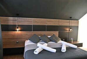 Deluxe Double Room, Terrace (Gray) | Minibar, desk, blackout drapes, free WiFi - Green Wood Residence (Ghiroda)