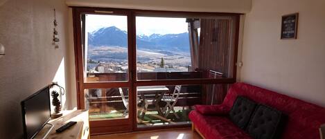 Een televisie en boeken