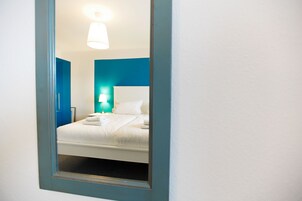 1 habitación, cubrecamas, decoración personalizada y muebles diferentes