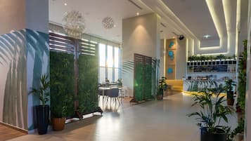 Phục vụ bữa sáng, món ăn mang phong cách quốc tế, nhìn ra hồ bơi