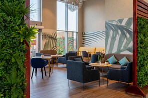 Frokost og lunsj serveres, internasjonale retter, utsikt mot bassenget 