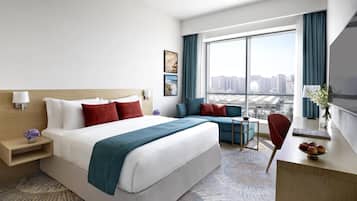 Minibar, brankas, dan didekorasi berbeda-beda