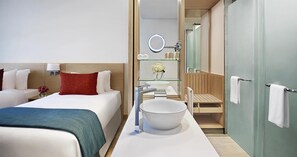 Minibar, in-room safe, individually decorated, individually furnished - Avani Ibn Battuta Dubai Hotel (Dubai)