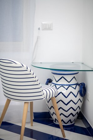 디럭스 더블룸 또는 트윈룸, 퀸사이즈침대 1개 (Line) | 미니바, 객실 내 금고, 각각 다른 스타일의 인테리어, 각각 다르게 가구 비치