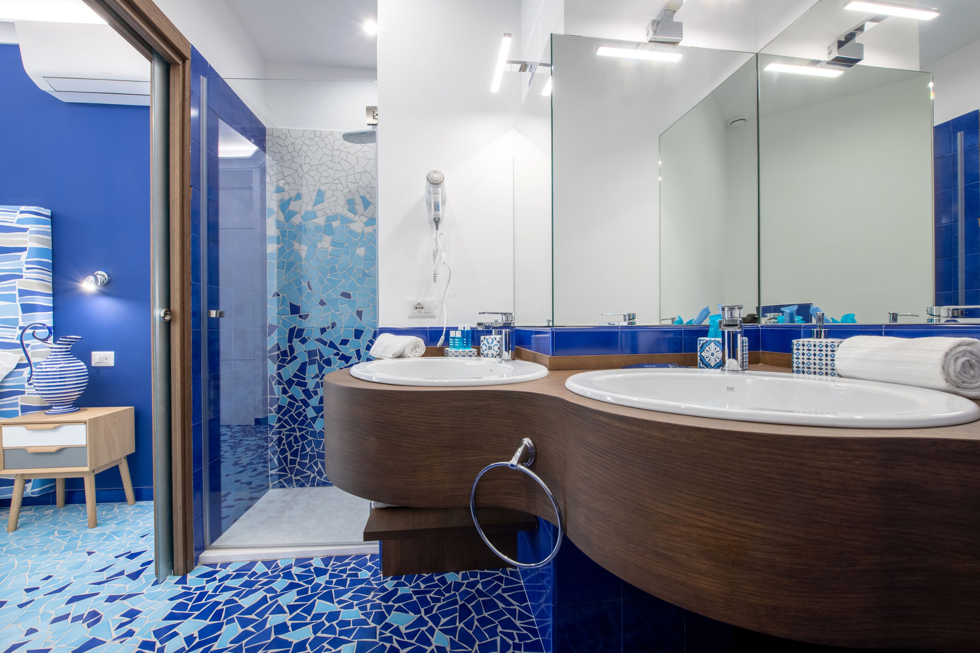 Deluxe Double or Twin Room, 1 Queen Bed, Balcony (Mosaico) | Bathroom | Shower, rainfall showerhead, free toiletries, hair dryer