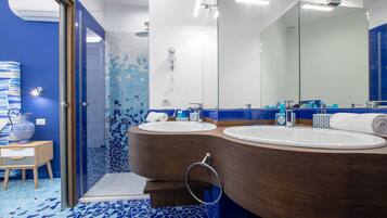 Habitación Deluxe con 1 cama matrimonial o 2 individuales, 1 cama Queen size, balcón (Mosaico) | Baño | Regadera, regadera tipo lluvia, amenidades de baño gratuitas