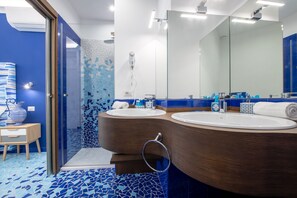 Deluxe-Doppel- oder -Zweibettzimmer, 1 Queen-Bett, Balkon (Mosaico) | Badezimmer | Dusche, Regendusche, kostenlose Toilettenartikel, Haartrockner