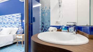 Deluxe Double or Twin Room, 1 Queen Bed, Balcony (Mosaico) | Bathroom