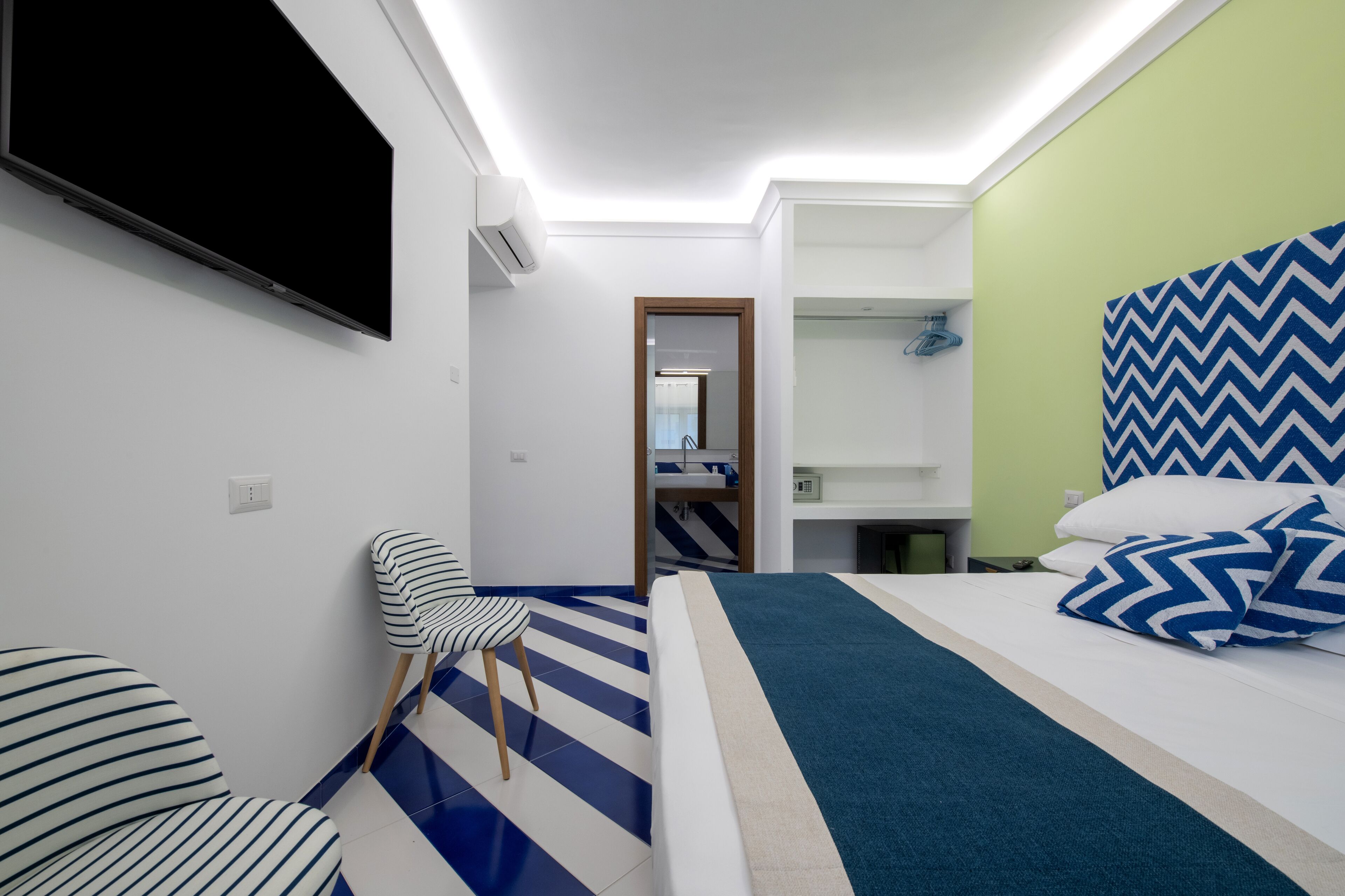 Deluxe Double or Twin Room, 1 Queen Bed (Line) | Minibar, in-room safe, individually decorated, individually furnished