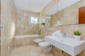Badewanne, Haartrockner, Handtücher