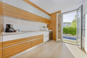 Jääkaappi, mikroaaltouuni, uuni, astianpesukone