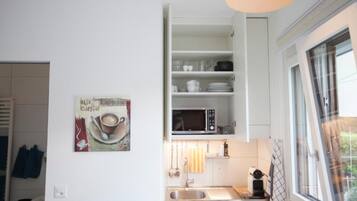 Geladeira, micro-ondas, cooktop, cafeteira/chaleira