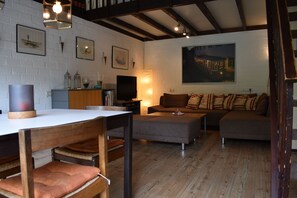 TV - Detached holiday home with enclosed garden, WiFi, footpath to the North Sea (Ellemeet)