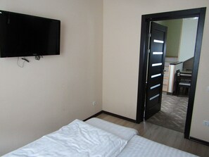 Desk, soundproofing, iron/ironing board, free WiFi