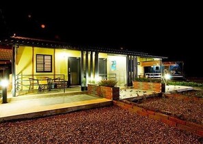 Front of property – evening/night - Xiao Xingxing Homestay (Beinan)