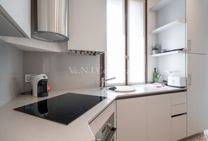 雪櫃、微波爐、焗爐、爐具