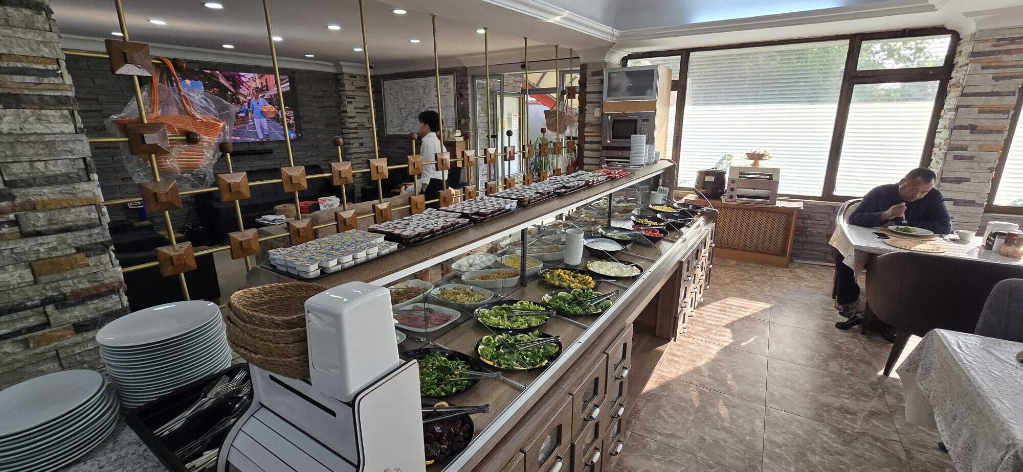 Bữa sáng buffet hàng ngày với phụ phí nhỏ 