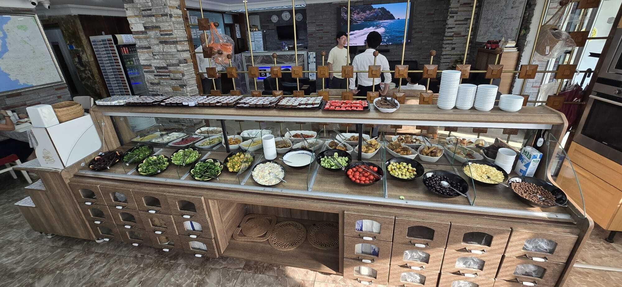 Café da manhã com buffet todos os dias mediante uma taxa