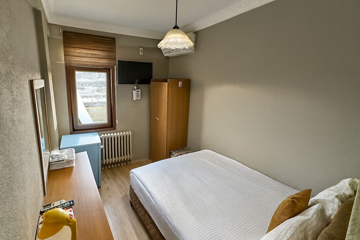 Single Room | Minibar, blackout curtains, soundproofing