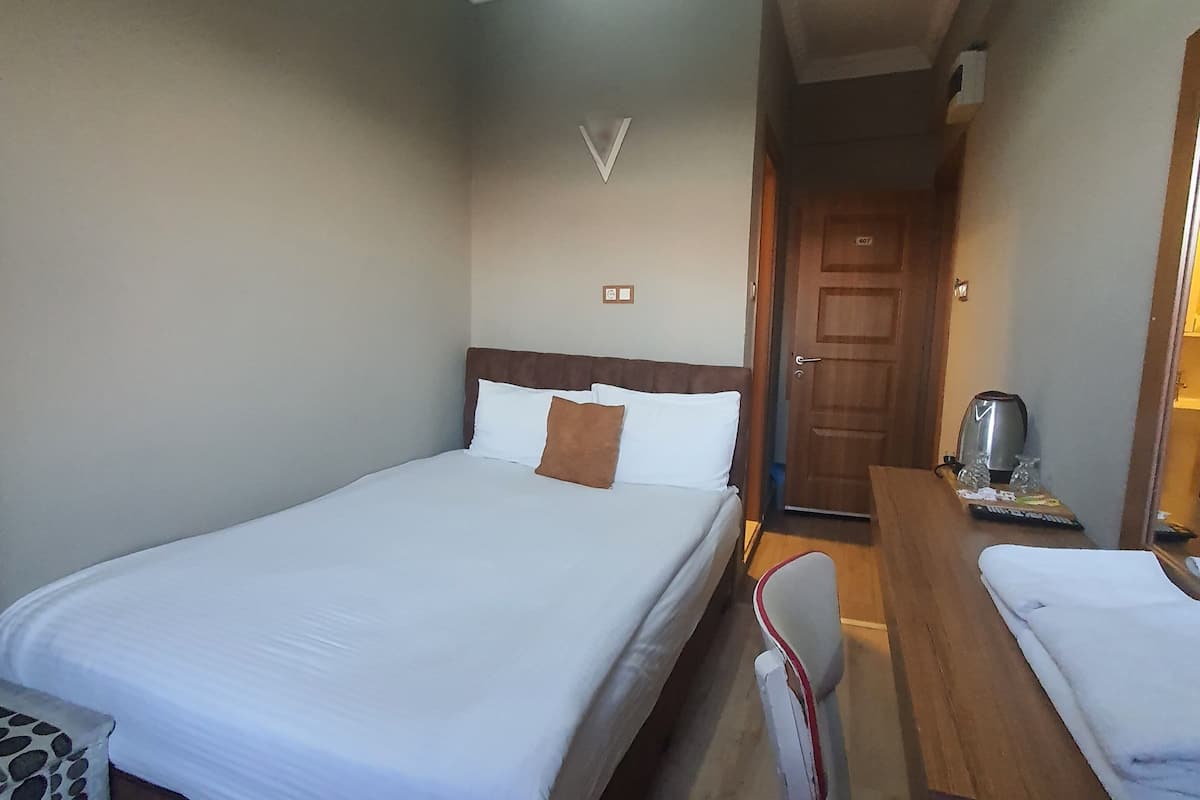 Economy Double Room | Minibar, blackout curtains, soundproofing