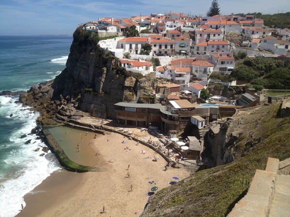 Playa en los alrededores y camastros 