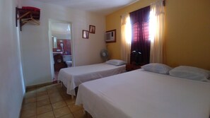 Classic-Dreibettzimmer | Blick auf den Innenhof