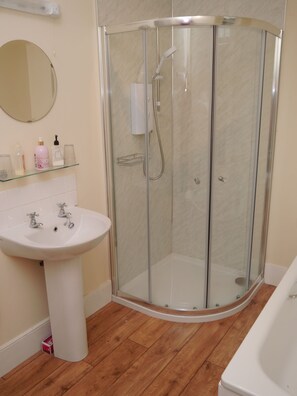 Bathtub, towels