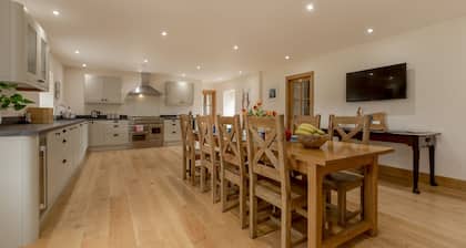 Pant Farmhouse - a house that sleeps 12 guests in 6 bedrooms