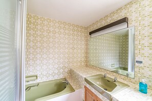 Ensemble baignoire-douche, serviettes fournies