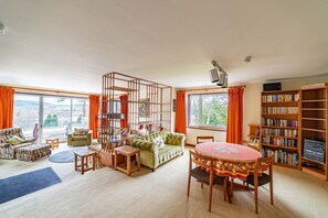 Televisión, chimenea y reproductor de DVD 
