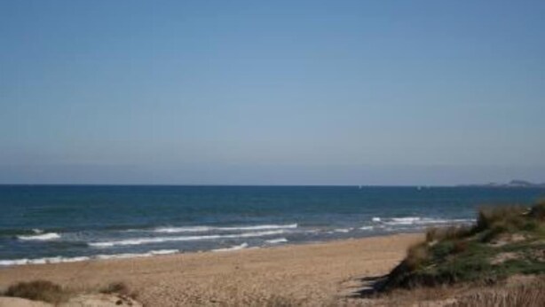 A beach with a clear sky and calm sea. - Oliva: House / Villa - Oliva (Oliva)