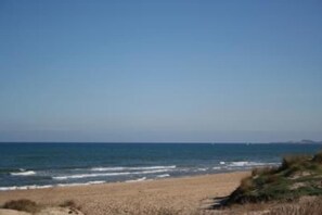 A beach with a clear sky and calm sea. - Oliva: House / Villa - Oliva (Oliva)